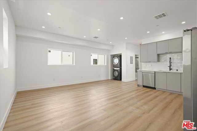 910 N Hudson Avenue, Los Angeles CA: https://media.crmls.org/mediaz/84d0d58b-4575-4183-8af7-8748b4669bf8.jpg