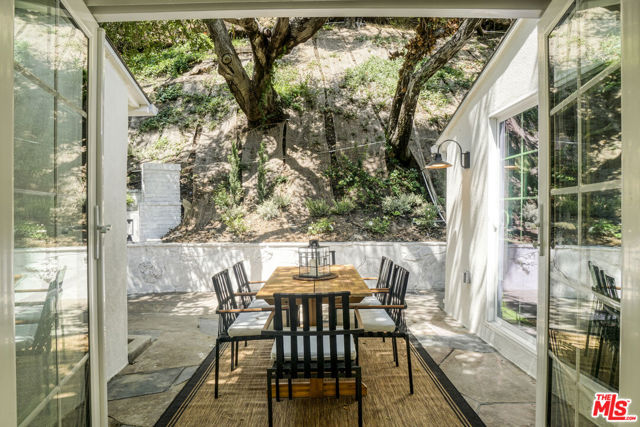 1831 Benedict Canyon Drive, Beverly Hills CA: https://media.crmls.org/mediaz/84d1277a-7062-4664-b52c-275ec563c09f.jpg