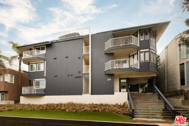 24 Westwind Street, Marina del Rey CA: https://media.crmls.org/mediaz/84d25f13-6bd1-4d67-a768-48bbe3ed61dd.jpg