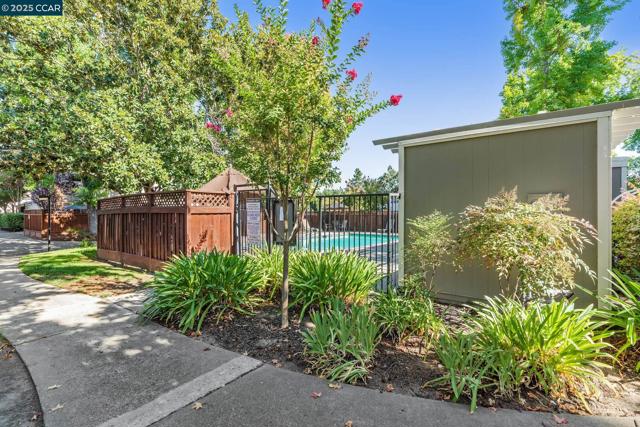 136 Garden Creek Pl, Danville CA: https://media.crmls.org/mediaz/84d2919e-a806-4121-92ba-351b5fca44e3.jpg