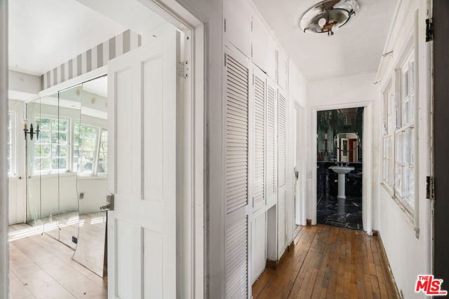 7319 Woodrow Wilson Drive, Los Angeles CA: https://media.crmls.org/mediaz/84d2ef3b-d4cf-40f1-9fb3-c94a13549511.jpg