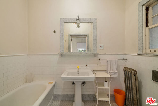 1130 Westchester Place, Los Angeles CA: https://media.crmls.org/mediaz/84d36c36-4e08-4c9f-8b35-94069482403f.jpg