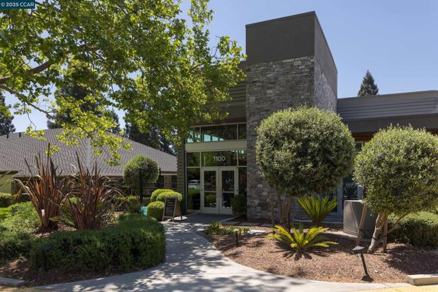 5427 Blackhawk Dr, Danville CA: https://media.crmls.org/mediaz/84d37824-9376-4782-a0bd-bcb4bc76132b.jpg