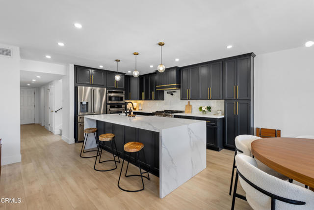 3960 W Hemlock Street, Oxnard CA: https://media.crmls.org/mediaz/84d521be-ec95-4b41-85ef-b22fc93bd491.jpg