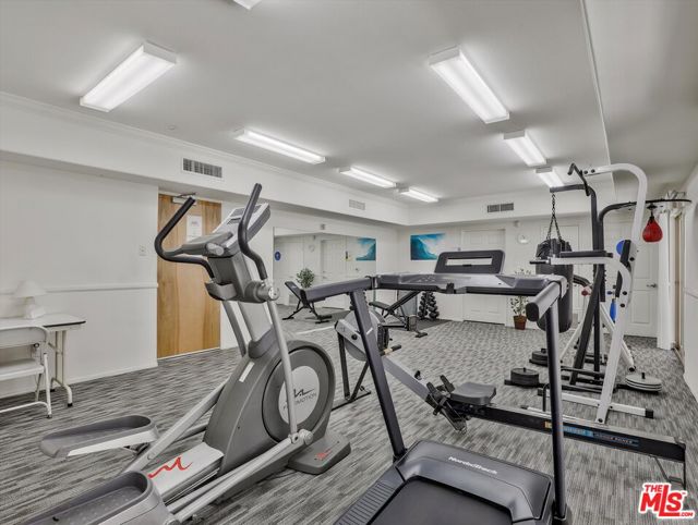 937 12th Street, Santa Monica CA: https://media.crmls.org/mediaz/84d541d0-bc34-4a7e-bfdb-7815e4c654a3.jpg