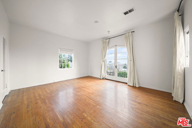 6686 Emmet Terrace, Los Angeles CA: https://media.crmls.org/mediaz/84d5815d-7ab4-4a73-a454-68513dad0ea2.jpg