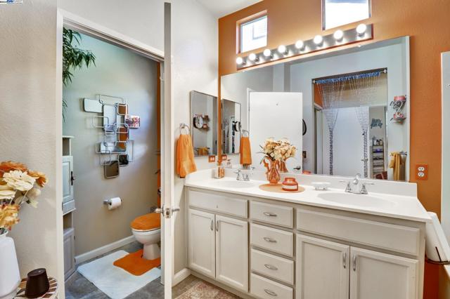 337 Upton Pyne Dr, Brentwood CA: https://media.crmls.org/mediaz/84d5f0f4-76b8-490f-a32e-6967b92b1ed8.jpg