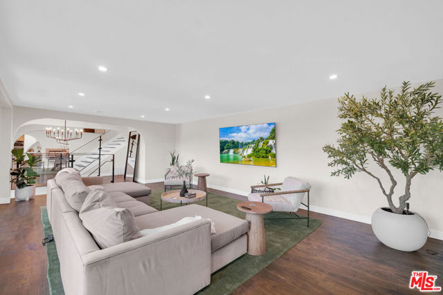 3236 Primera Avenue, Los Angeles CA: https://media.crmls.org/mediaz/84d61f42-2254-4ffd-8325-20a82433646a.jpg