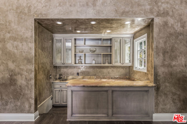 3170 KINGS Court, Los Angeles CA: https://media.crmls.org/mediaz/84d693fe-96ea-45ef-a425-d1bc0739c0b3.jpg