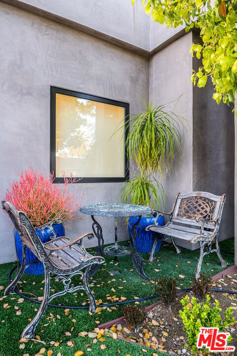 16601 Park Lane Circle, Los Angeles CA: https://media.crmls.org/mediaz/84d7b4f6-feb7-4ae4-90e9-c38f5ee1ac03.jpg