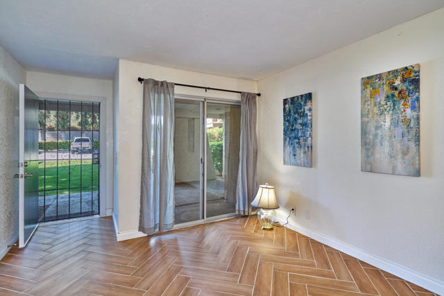 2875 N Los Felices Road, Palm Springs CA: https://media.crmls.org/mediaz/84d8d21b-b194-4f41-8199-e81439e674ba.jpg