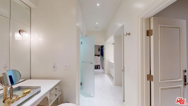 10120 Empyrean Way, Los Angeles CA: https://media.crmls.org/mediaz/84d8f18c-5f13-45fa-b0cf-e7918083fb37.jpg