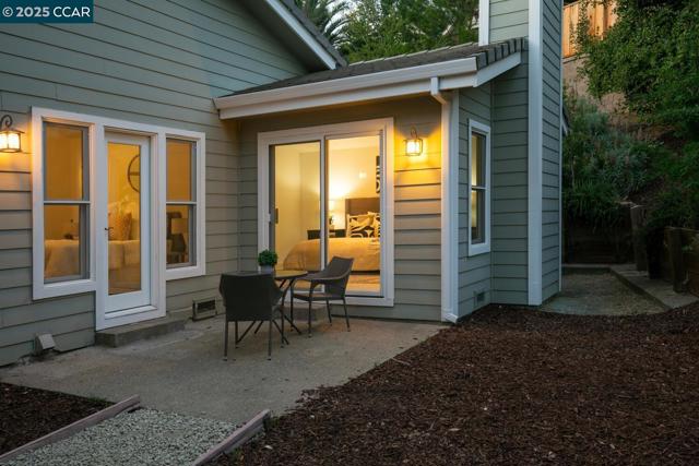 2 Deer field, Walnut Creek CA: https://media.crmls.org/mediaz/84d90232-fe2b-4c70-883d-248155b58407.jpg