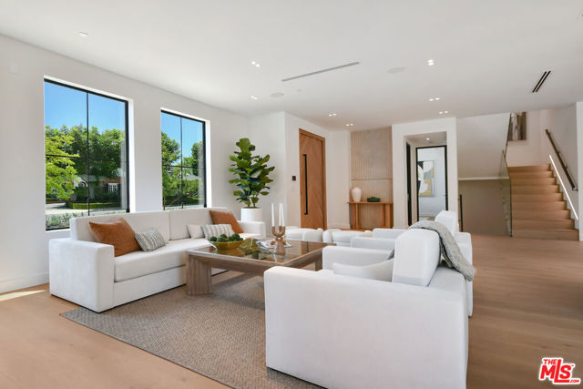 112 S Valley Street, Toluca Lake CA: https://media.crmls.org/mediaz/84da51b5-999a-4811-a76b-701419b15846.jpg