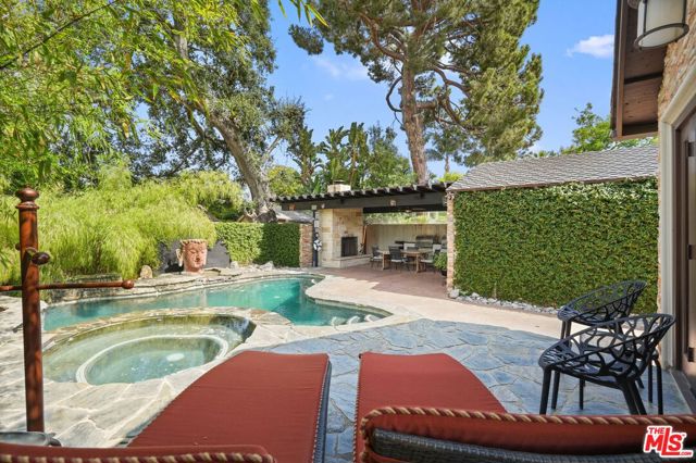 5324 Irvine Avenue, Valley Village CA: https://media.crmls.org/mediaz/84da7cf2-1b96-44bf-b1a2-e4498d1102e9.jpg