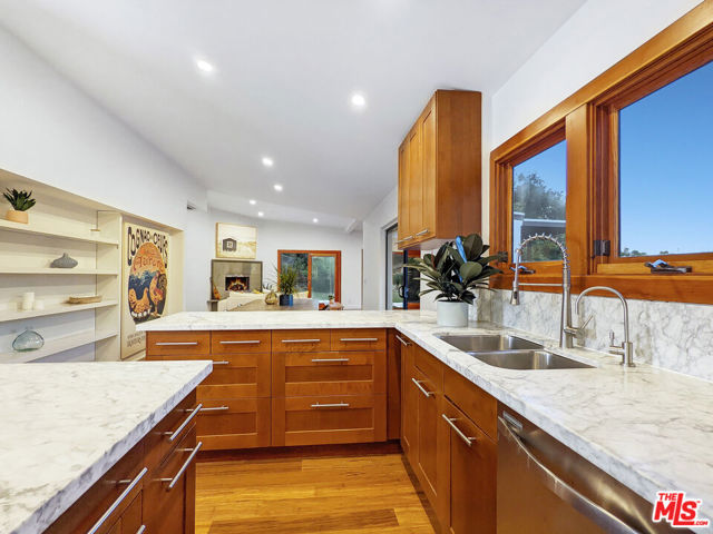 3375 Coldwater Canyon Avenue photo 8