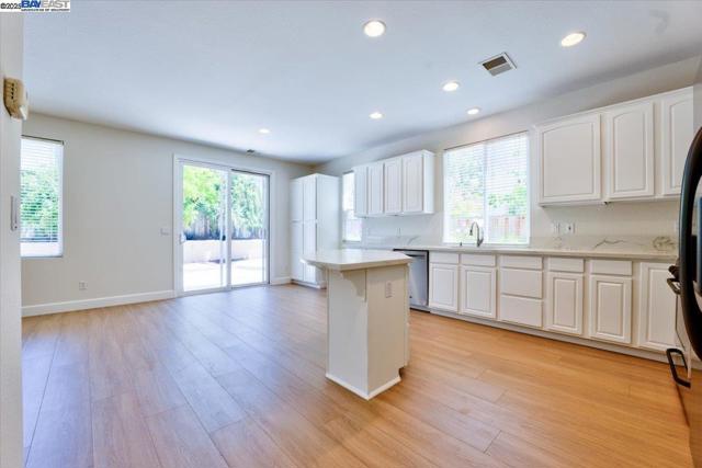 5615 Applegate Way, Dublin CA: https://media.crmls.org/mediaz/84dbfee1-5aea-4ba5-8c27-77765c91cab5.jpg