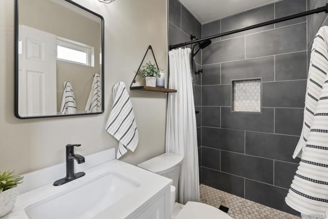 310 Bluff Wy, Oceanside CA: https://media.crmls.org/mediaz/84dcf124-9ca3-40ef-85be-af771de8d7a2.jpg