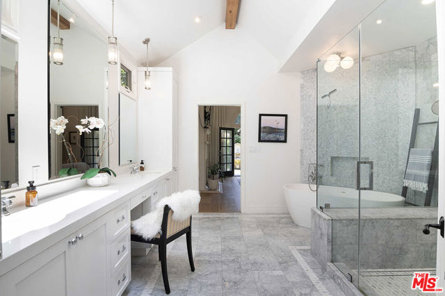 342 N Citrus Avenue, Los Angeles CA: https://media.crmls.org/mediaz/84dd1078-fab1-4ff8-812c-b1c8f157252f.jpg