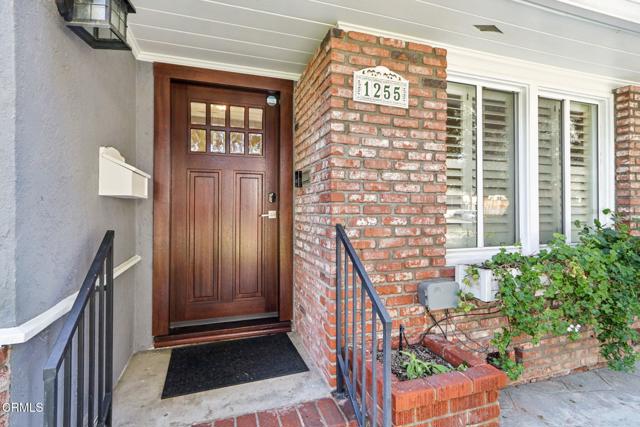 Detail Gallery Image 3 of 37 For 1255 Oak Circle Dr, Glendale,  CA 91208 - 3 Beds | 2 Baths