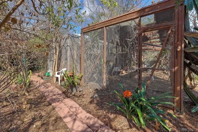 3625 Country Meadow Ln, Escondido CA: https://media.crmls.org/mediaz/84deb590-12a3-4b3a-8904-6eb1d0d58525.jpg