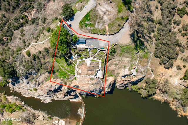 28801 Lakeshore Drive, Agoura Hills CA: https://media.crmls.org/mediaz/84df5917-f5fa-456f-a24f-bbb60d9f30fe.jpg