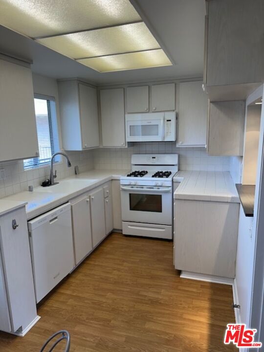 2320 S Bentley Avenue, Los Angeles CA: https://media.crmls.org/mediaz/84df66e1-36ff-4b80-95c3-ecfab604f824.jpg