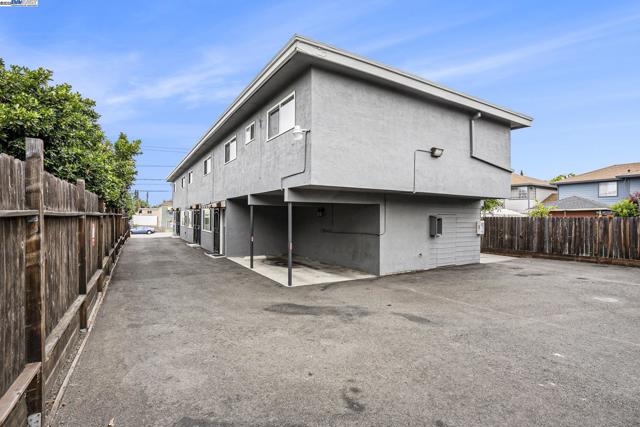 341 Castro St, San Leandro CA: https://media.crmls.org/mediaz/84dfb8a9-ab98-437f-8e83-c53c7d191fc7.jpg