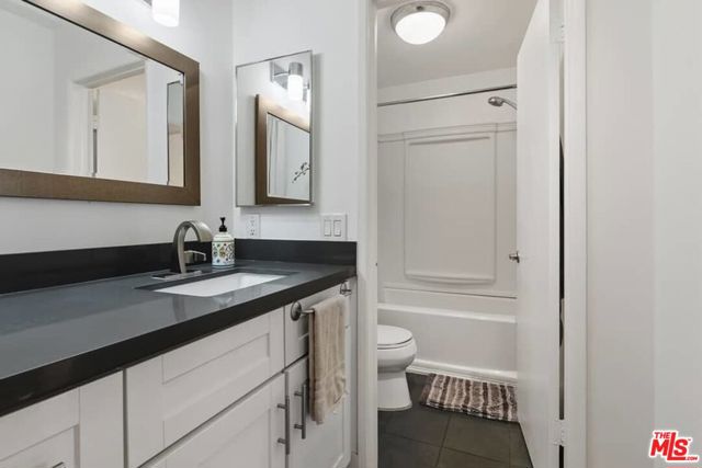 525 N Sycamore Avenue, Los Angeles CA: https://media.crmls.org/mediaz/84e0211a-c475-497d-9a43-d130fc9be791.jpg