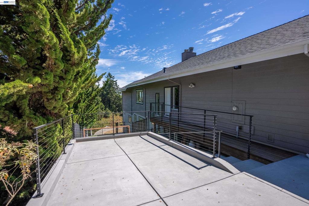 https://media.crmls.org/mediaz/84e02308-c2f7-4bce-b298-cd74e25d237b.jpg?preset=X-Large