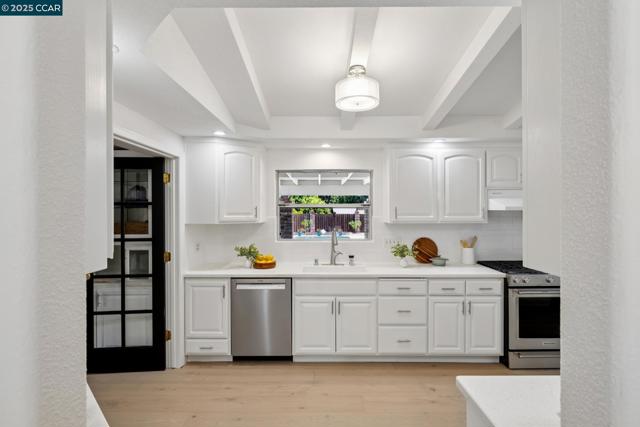 12 La Sonoma Ct, Alamo CA: https://media.crmls.org/mediaz/84e05923-994f-4259-8a20-bb994707b4df.jpg