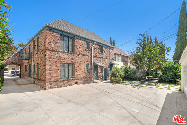 135 N Orange Drive, Los Angeles CA: https://media.crmls.org/mediaz/84e07504-efb5-47b6-9730-28f8936ab887.jpg