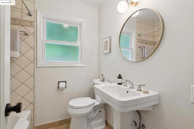 2250 Bywood Dr, Oakland CA: https://media.crmls.org/mediaz/84e115a0-69b3-4d0f-957e-217ebcb55704.jpg