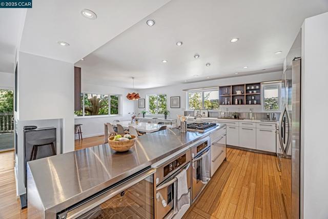 2280 Hastings Dr, Belmont CA: https://media.crmls.org/mediaz/84e1ae7b-4935-4cda-bd79-1f8cc56bb3d6.jpg