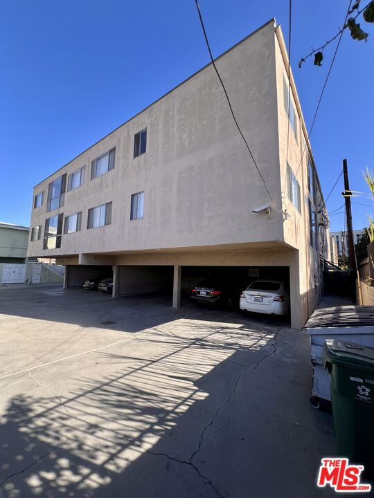 1035 Myrtle Avenue, Inglewood CA: https://media.crmls.org/mediaz/84e2d69e-7eef-476a-b4bc-fe1140be989b.jpg