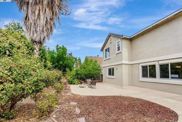 141 Pescara Blvd, Brentwood CA: https://media.crmls.org/mediaz/84e2f739-f83c-4187-a88d-d91ad39070b2.jpg