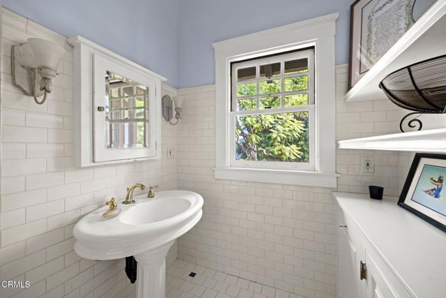 412 Oaklawn Avenue, South Pasadena CA: https://media.crmls.org/mediaz/84e38e31-8d35-406c-a9e9-4b98e3221f34.jpg