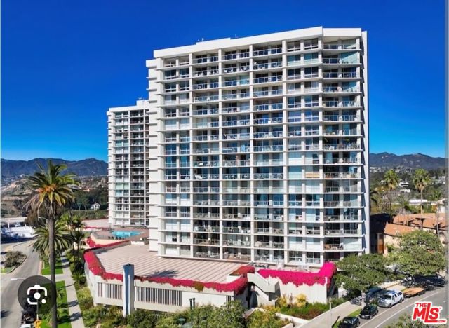 201 Ocean Avenue, Santa Monica CA: https://media.crmls.org/mediaz/84e42283-ff6b-41ce-9277-8b27bfebbbb4.jpg