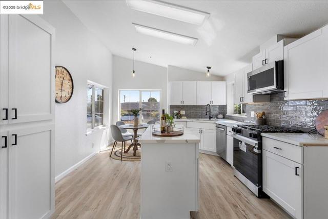 33526 4th ST, Union City CA: https://media.crmls.org/mediaz/84e4a66e-0d29-40c0-bd2e-1fffa31878fa.jpg
