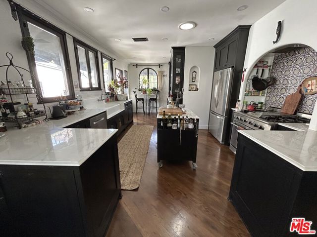 2080 1/2 Vine Street, Los Angeles CA: https://media.crmls.org/mediaz/84e4bb3d-d04c-4ff0-80d6-6ba9c286b163.jpg