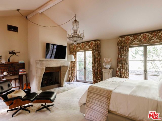 9606 Heather Road, Beverly Hills CA: https://media.crmls.org/mediaz/84e4cc41-030c-4e71-872f-ebdc32ed415a.jpg