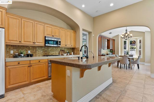 1101 Lafite Ct, Brentwood CA: https://media.crmls.org/mediaz/84e6e5dd-2e85-41bf-9d20-0d1b17d82e61.jpg