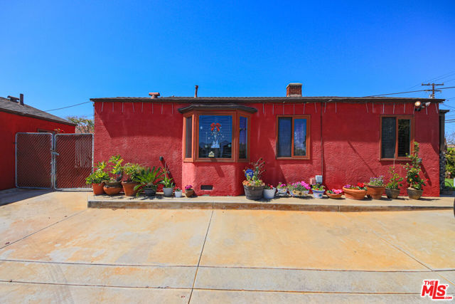 535 Hamilton Street, Costa Mesa CA: https://media.crmls.org/mediaz/84e70fb4-eed4-4cda-88b8-cc9a5227efe0.jpg