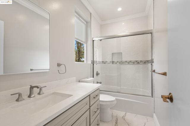 5915 Balboa Dr, Oakland CA: https://media.crmls.org/mediaz/84e862e5-a589-47f1-a4bb-9a639f4a16e9.jpg