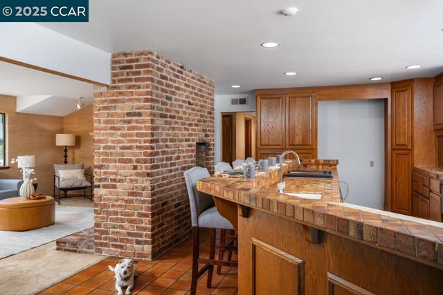 216 Castle Glen Rd, Walnut Creek CA: https://media.crmls.org/mediaz/84e8da1f-9764-4507-8db4-ce9e67e94607.jpg
