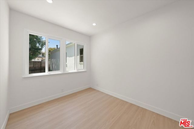 701 Oxford Avenue, Marina del Rey CA: https://media.crmls.org/mediaz/84e90a1d-e9ba-4e51-83b9-ff1f4a394954.jpg