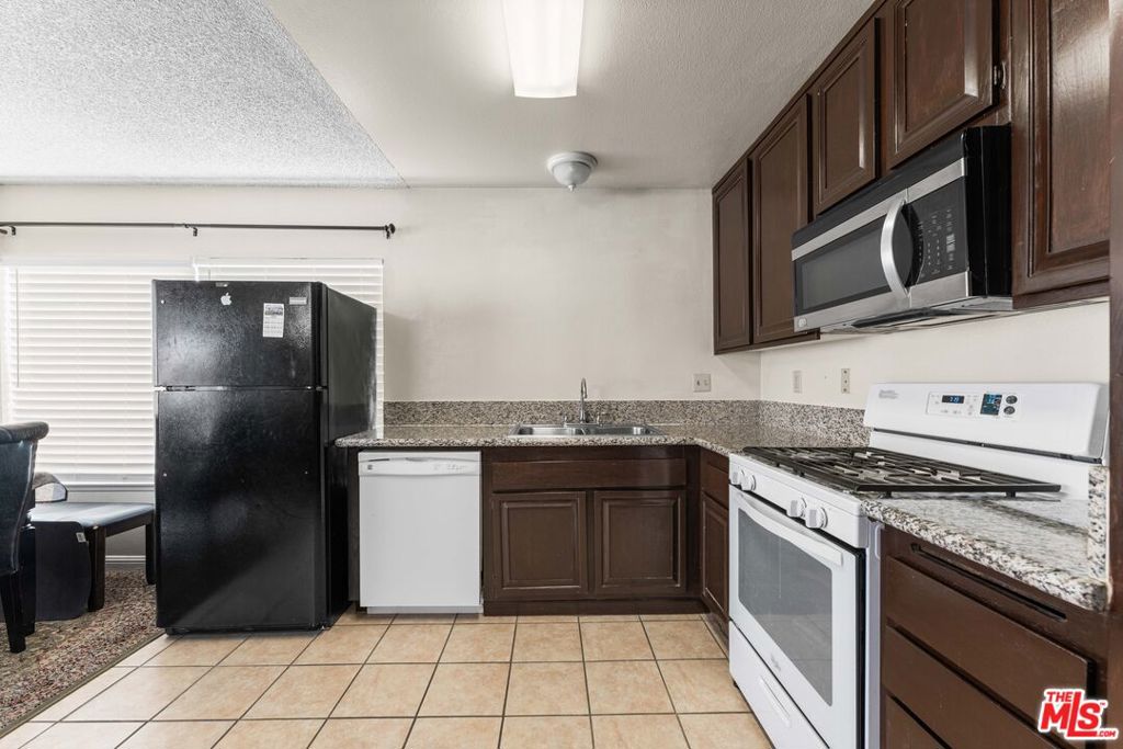 https://media.crmls.org/mediaz/84eb7b4d-9301-4d90-b4ad-95bc746cd9f4.jpg?preset=X-Large