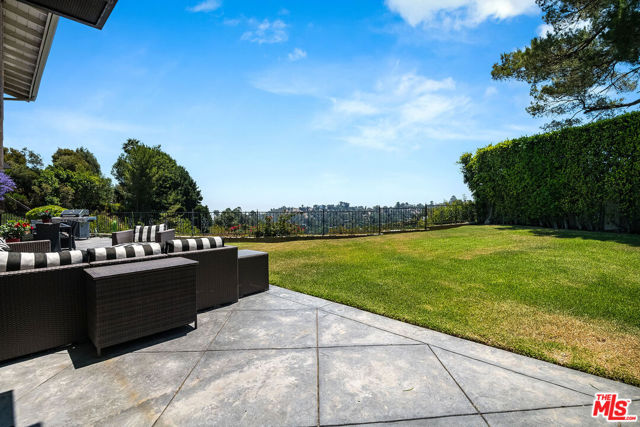 8407 Skyline Drive, Los Angeles CA: https://media.crmls.org/mediaz/84eb84c1-d1c4-44ef-9c6d-1f44826564bd.jpg