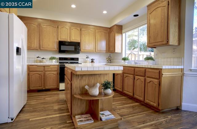 337 Saclan Terrace, Clayton CA: https://media.crmls.org/mediaz/84ec5789-653c-4c7e-bf54-9cf0a8dcd929.jpg