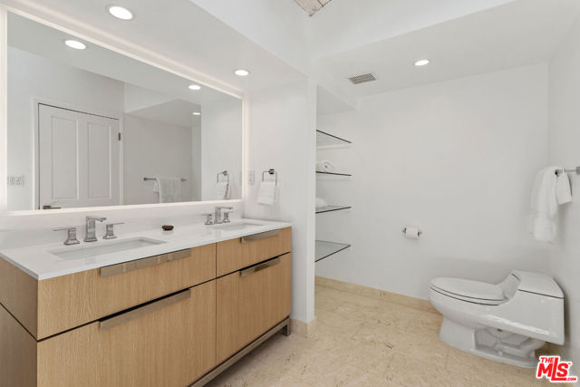 3933 Mandeville Canyon Road, Los Angeles CA: https://media.crmls.org/mediaz/84ed69a1-7bbe-4cb0-b37f-8b59a5816cc8.jpg